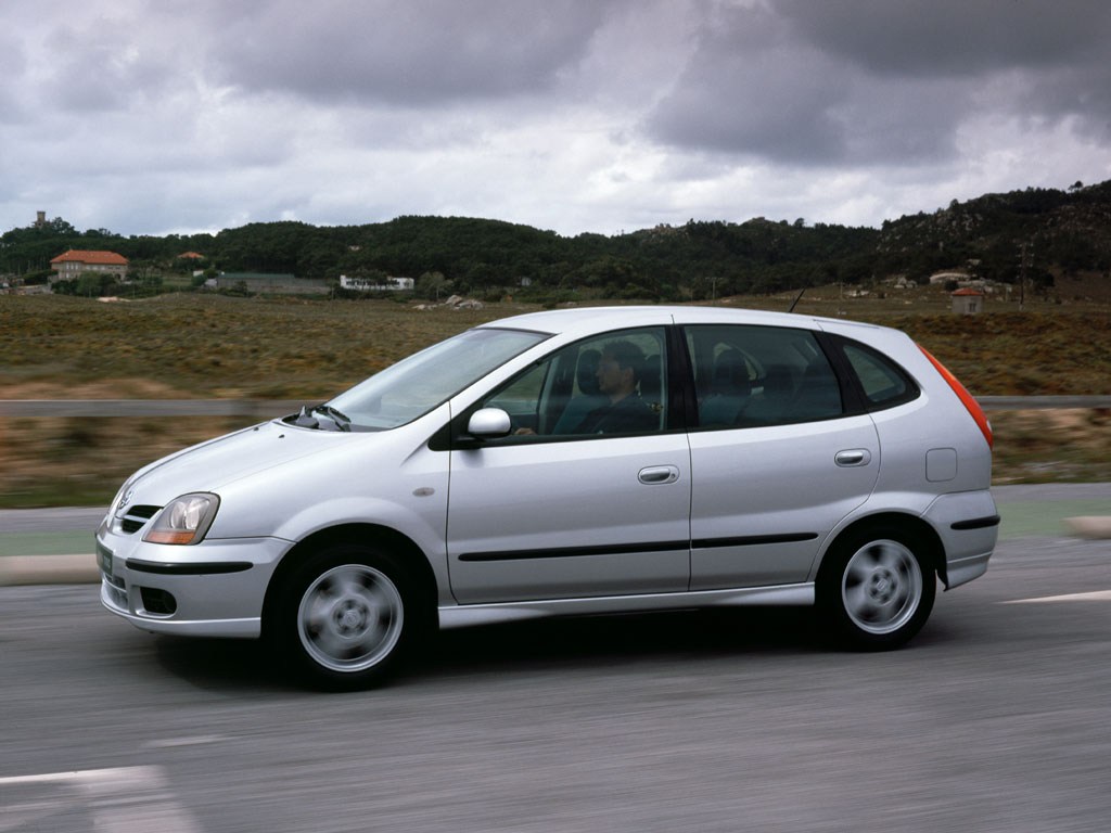 Машина Ниссан Альмера Тино 2002 в автосалоне